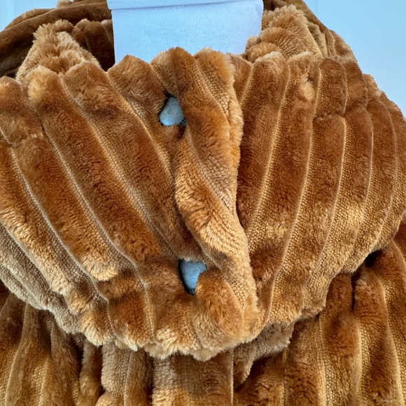 American eagle fuzzy jacket. Size S. New with tags. - Picture 3 of 8